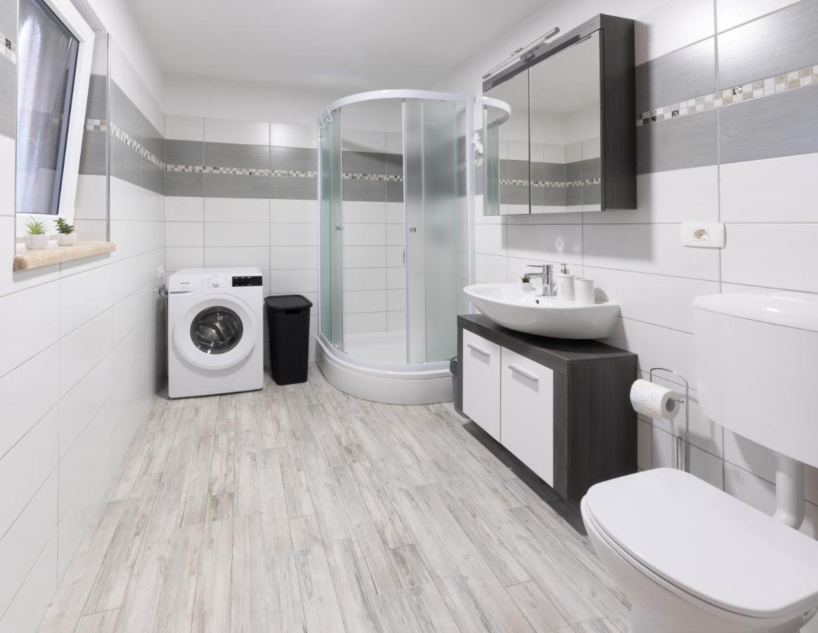 Apartments Gea Люция Екстериор снимка
