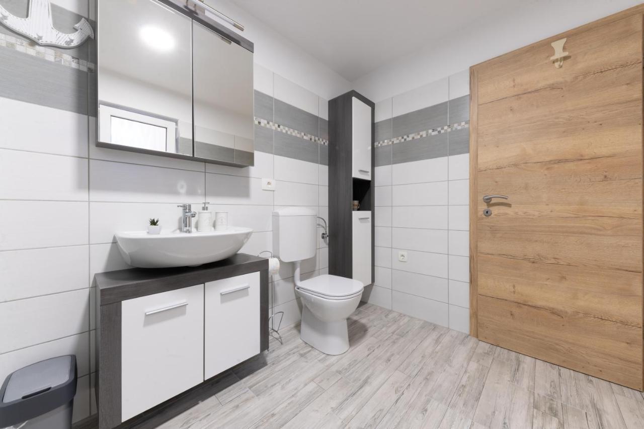 Apartments Gea Люция Екстериор снимка