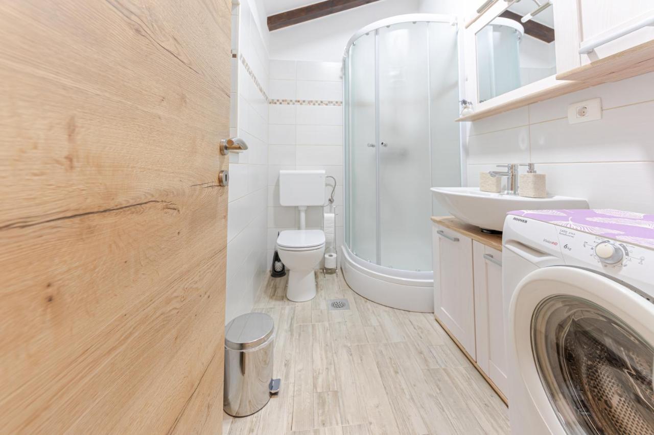 Apartments Gea Люция Екстериор снимка