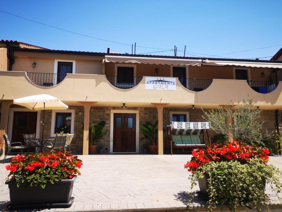 Apartments Gea Люция Екстериор снимка