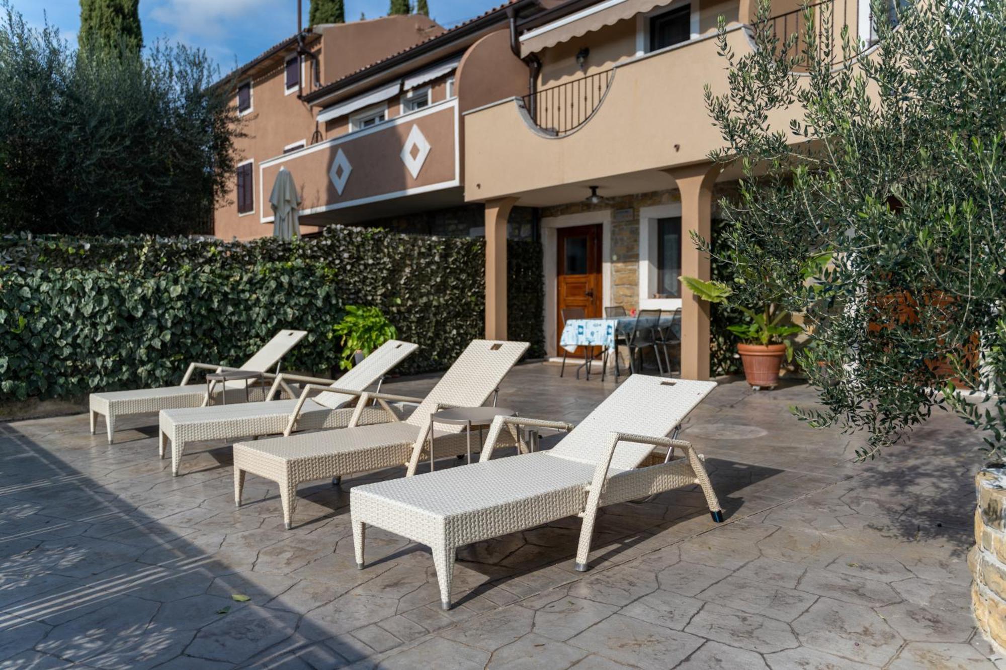 Apartments Gea Люция Екстериор снимка