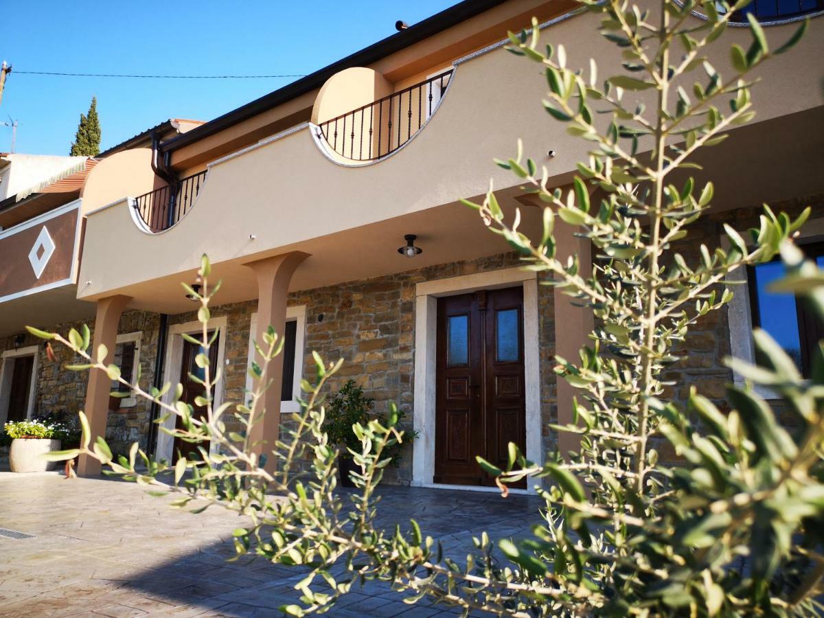Apartments Gea Люция Екстериор снимка